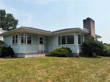404 Jackson Avenue NE, Brewster, OH 44613