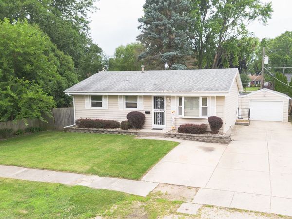 1527 S Main Street , Belvidere, IL 61008