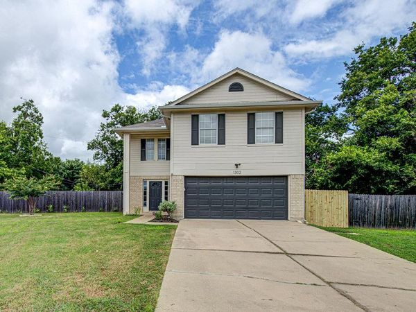 1302 Crete LN , Pflugerville, TX 78660