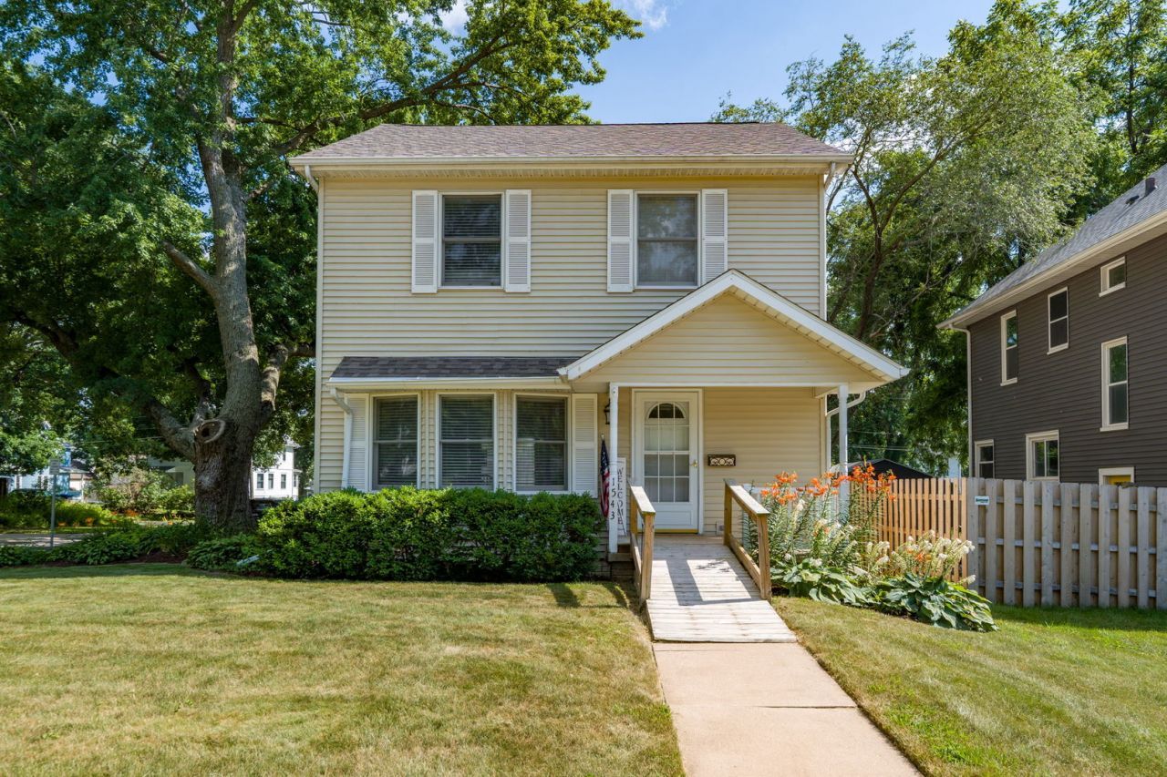 1543 Mississippi Boulevard, Bettendorf, IA 52722 Main Photo