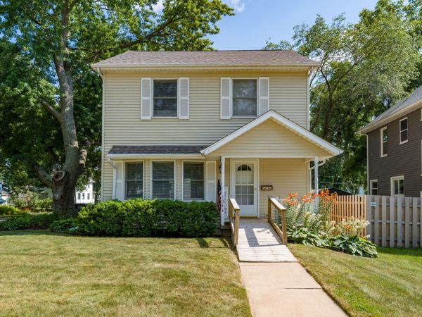 1543 Mississippi Boulevard , Bettendorf, IA 52722
