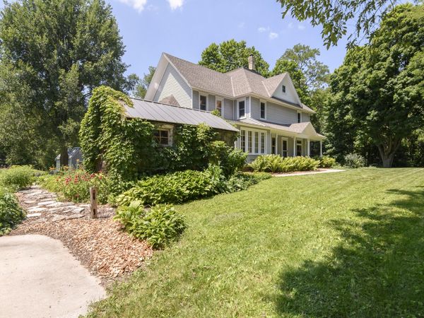 W247S8375 Stonehill Dr, Vernon, WI 53149