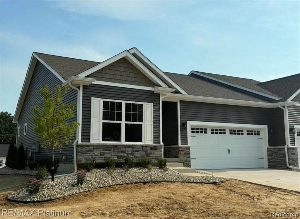 854 Oakwood Circle, Fenton, MI 48430 Main Photo