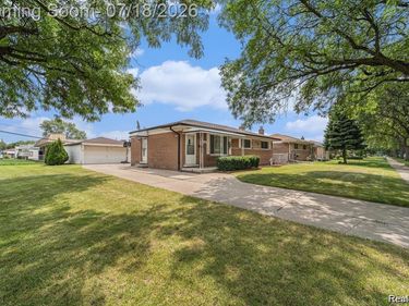 32960 Oakview Drive, Warren, MI 48092