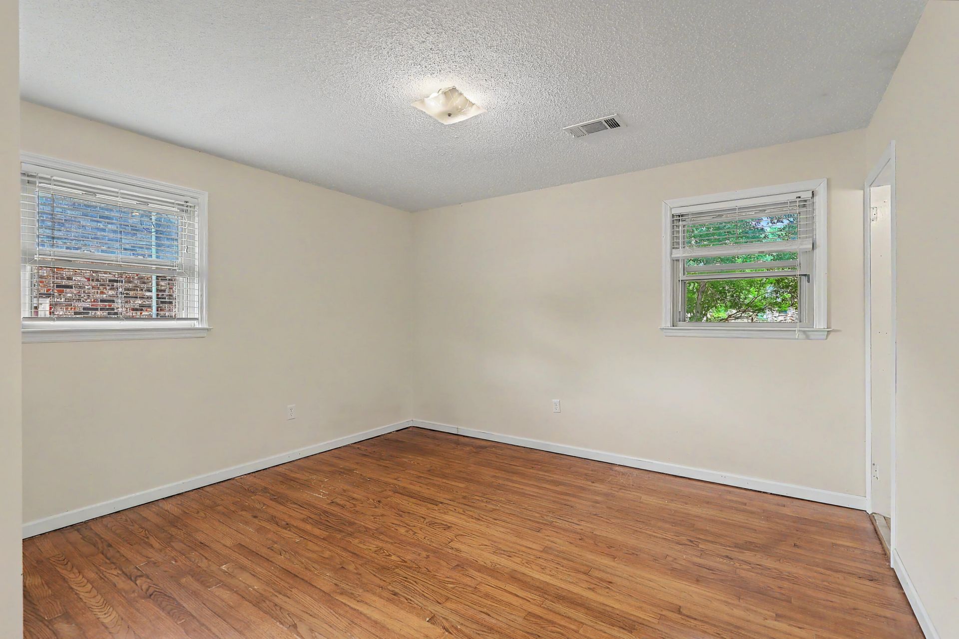 5308 Holden Street Photo 12