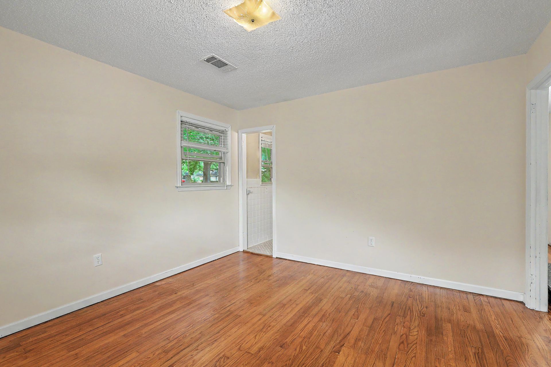 5308 Holden Street Photo 13
