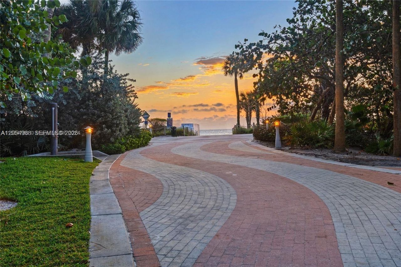 2655 Collins Ave , Unit 608, Miami Beach, FL 33140 Photo