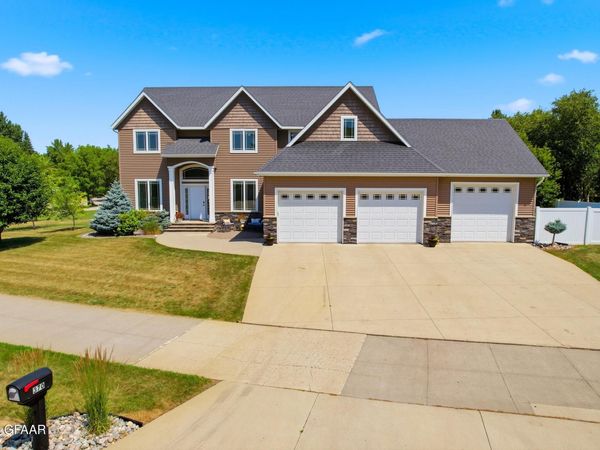 370 55TH Avenue S, Grand Forks, ND 58201