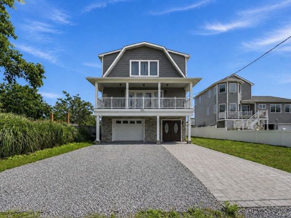 762 Pecan Street , Lindenhurst, NY 11757