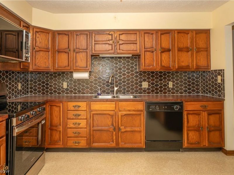 2421 Fairview Road, Uniontown, OH 44685 Photo 16