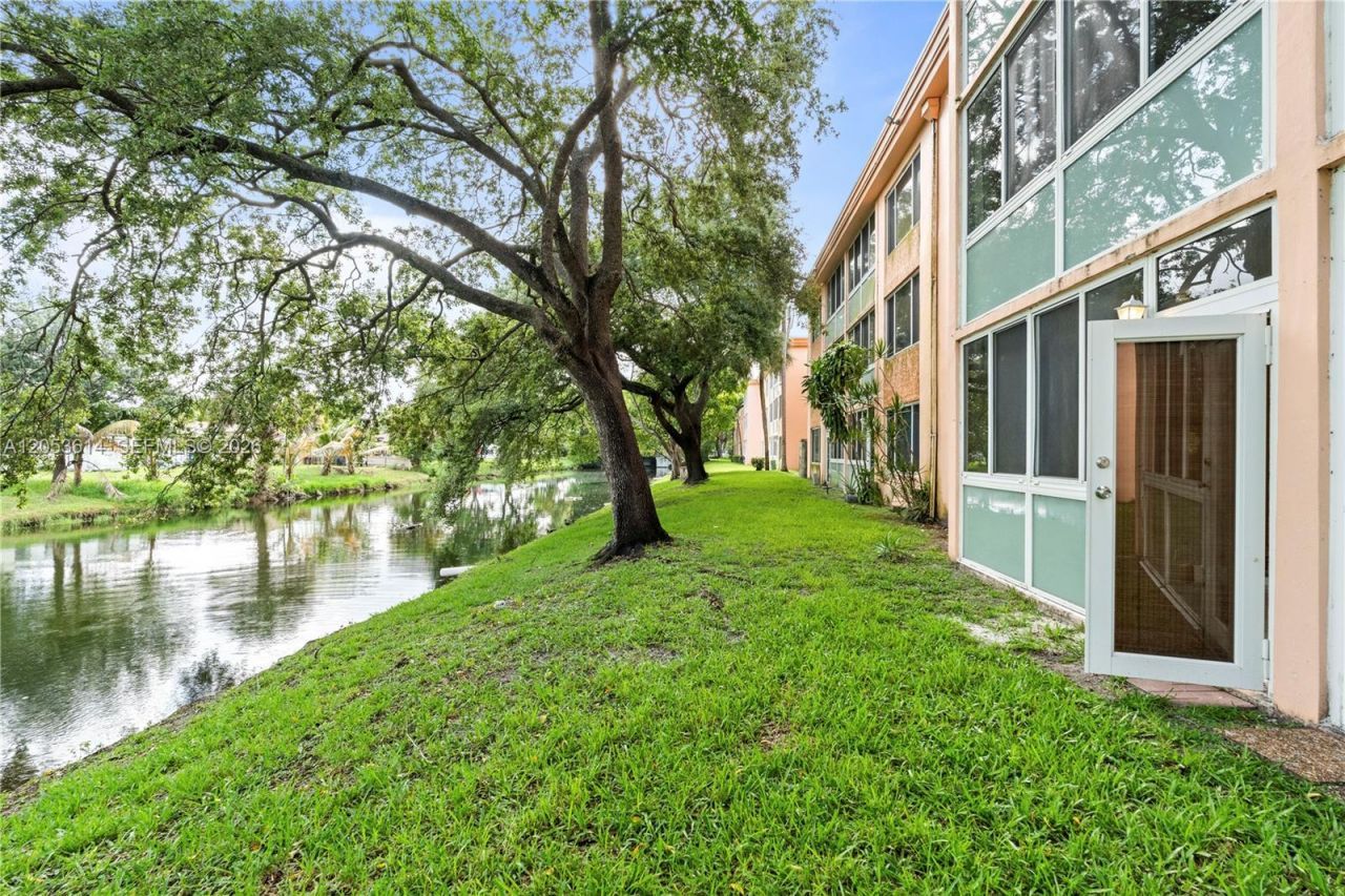 5950 Del Lago Cir, Unit 106, Sunrise, FL 33313 Photo