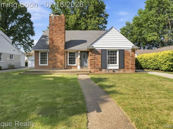 1206 Hawthorne Road, Grosse Pointe Woods, MI 48236