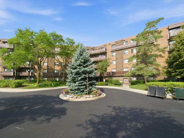840 WELLINGTON Avenue , Unit 215, Elk Grove Village, IL 60007