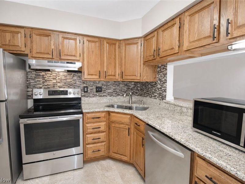 5552 Suncrest Court , Parma, OH 44134 Photo 5