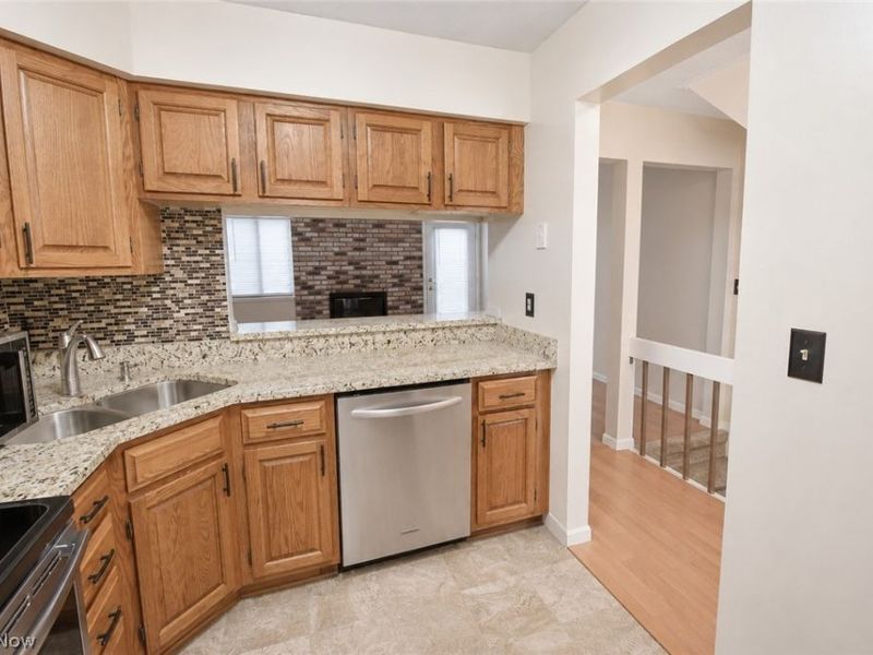5552 Suncrest Court , Parma, OH 44134 Photo 6