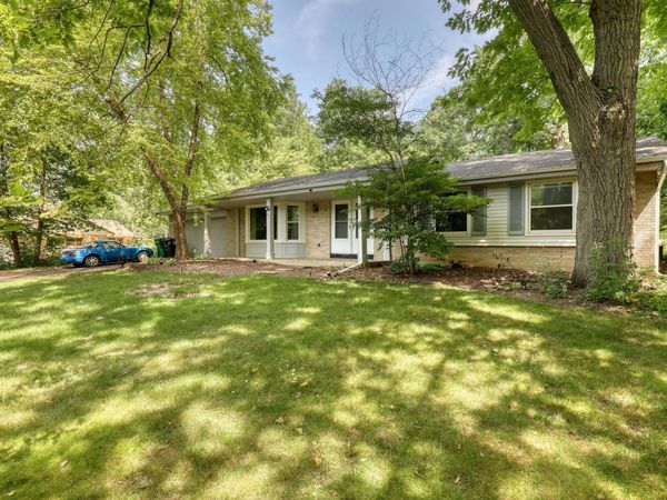 N52W21868 Virginia Ln, Menomonee Falls, WI 53051