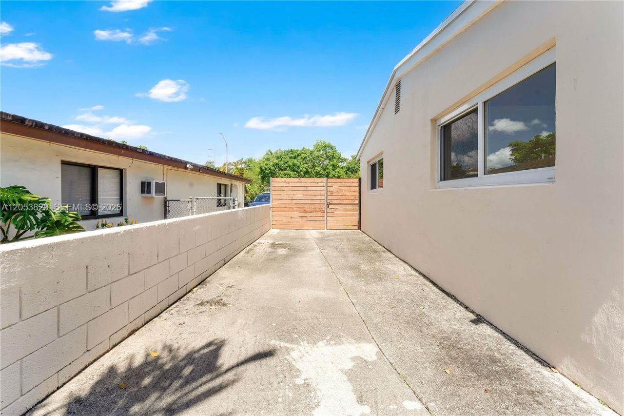 323 NW 56th Ave, Miami, FL 33126 Photo