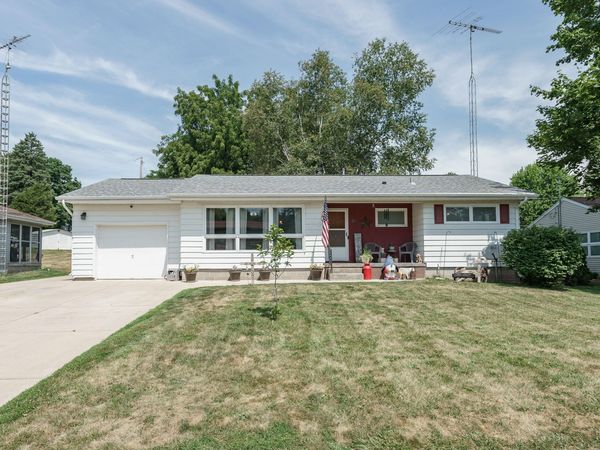 24 Park View Ln, Watertown, WI 53094