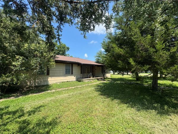 300 S Elm Ave , Cameron, TX 76520