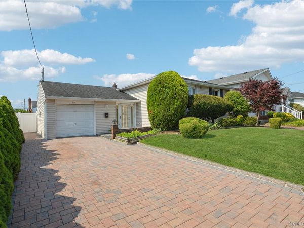 258 Aster Street , Massapequa Park, NY 11762