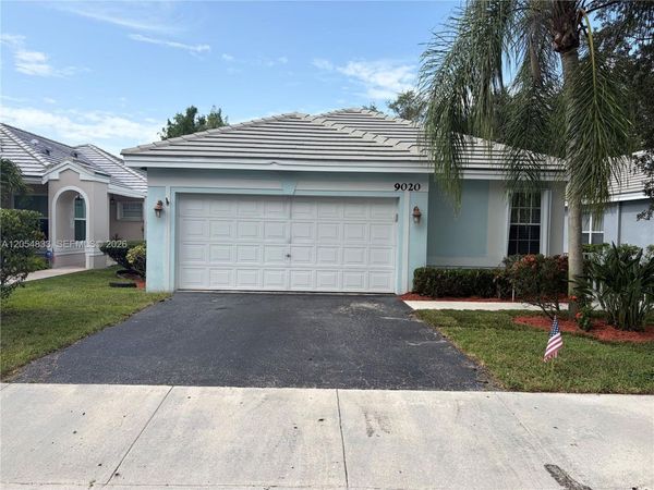 9020 N Lake Park Cir N , Davie, FL 33328