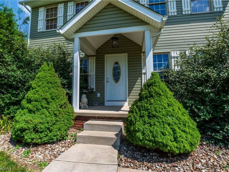 1807 Smith Kramer Street NE, Hartville, OH 44632 Photo 4