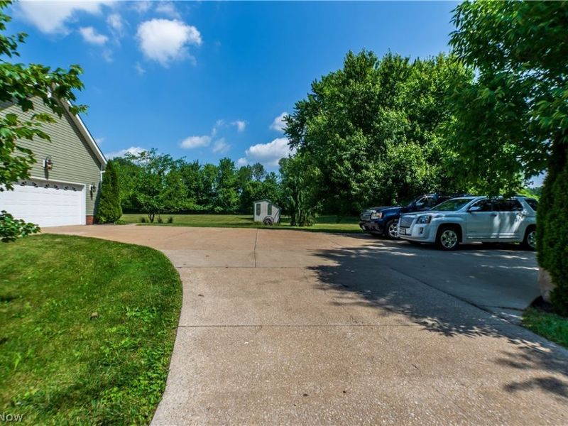 1807 Smith Kramer Street NE, Hartville, OH 44632 Photo 8