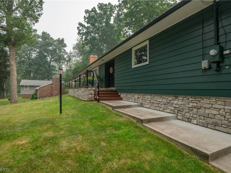 727 Sleepy Hollow Drive , Uniontown, OH 44685 Photo 3