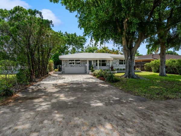 4730 NE 2nd Ave , Oakland Park, FL 33334