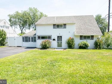 31 ROUNDWOOD LANE, LEVITTOWN, PA 19055