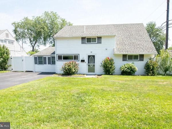 31 ROUNDWOOD LANE, LEVITTOWN, PA 19055