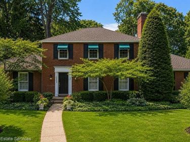 1023 Buckingham Road, Grosse Pointe Park, MI 48230