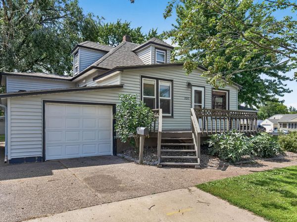 220 N Chestnut Street , Belle Plaine, MN 56011