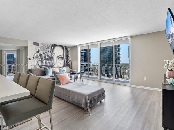 1200 Brickell Bay Dr , Unit 2423, Miami, FL 33131