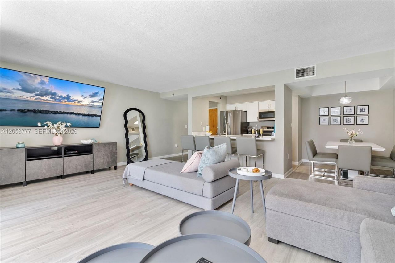 1200 Brickell Bay Dr , Unit 2423, Miami, FL 33131 Photo