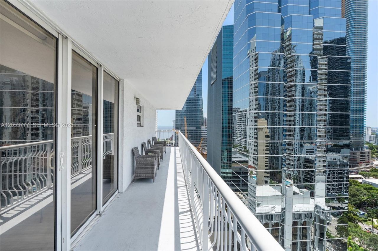 1200 Brickell Bay Dr , Unit 2423, Miami, FL 33131 Photo