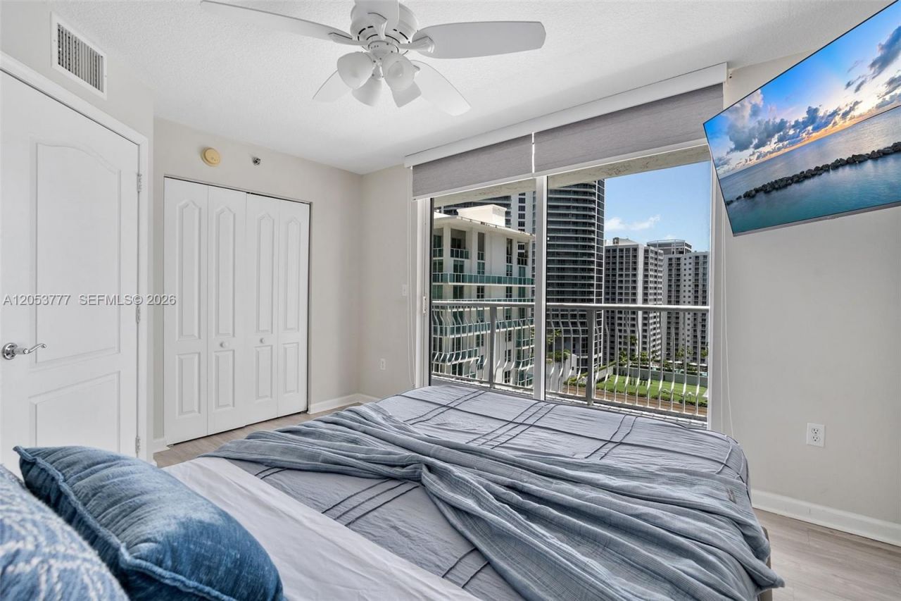 1200 Brickell Bay Dr , Unit 2423, Miami, FL 33131 Photo