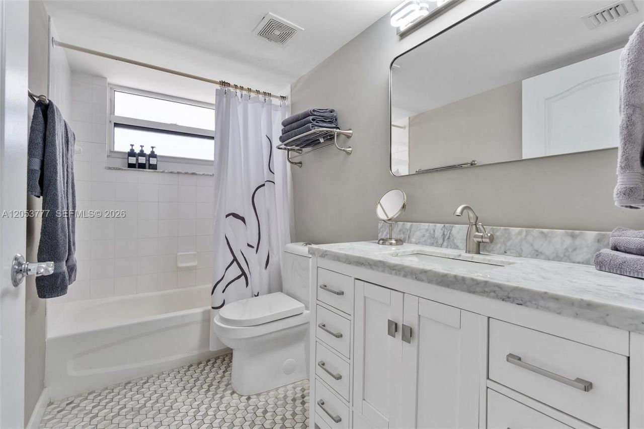 1200 Brickell Bay Dr , Unit 2423, Miami, FL 33131 Photo