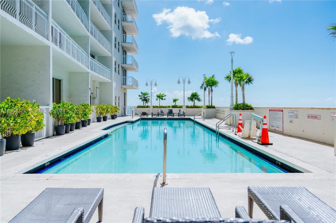1200 Brickell Bay Dr , Unit 2423, Miami, FL 33131 Photo