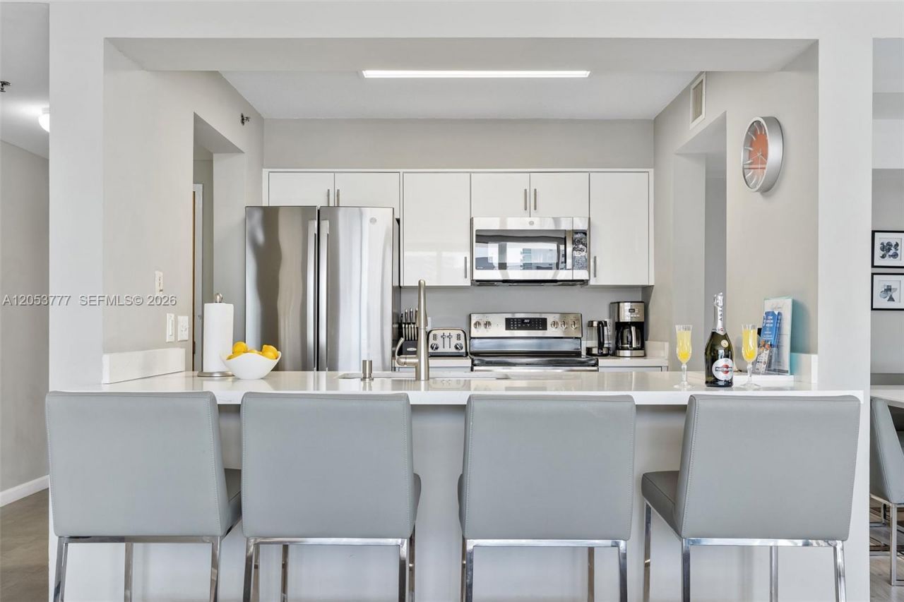 1200 Brickell Bay Dr , Unit 2423, Miami, FL 33131 Photo