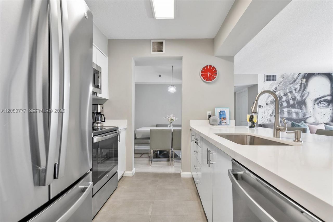 1200 Brickell Bay Dr , Unit 2423, Miami, FL 33131 Photo