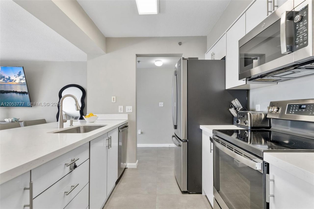1200 Brickell Bay Dr , Unit 2423, Miami, FL 33131 Photo