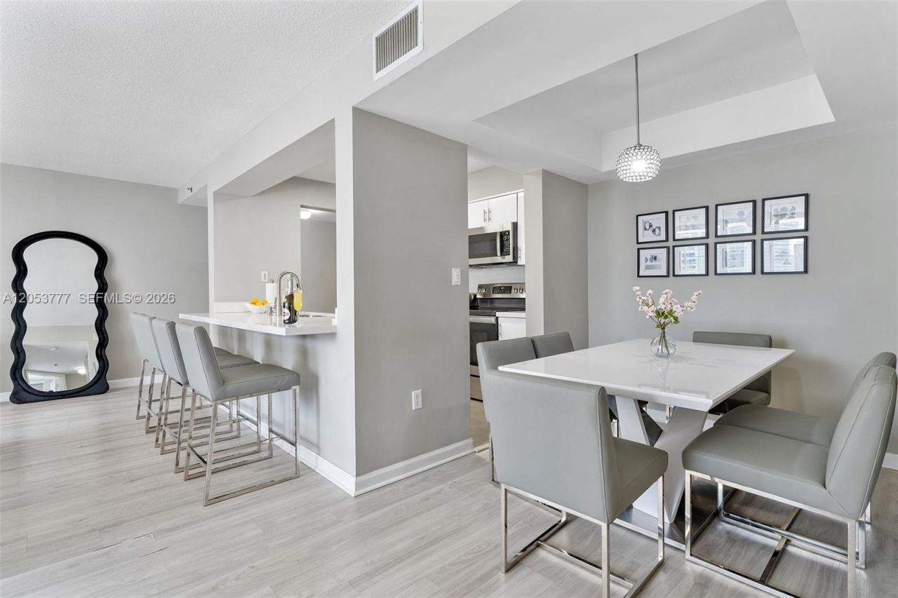 1200 Brickell Bay Dr , Unit 2423, Miami, FL 33131 Photo
