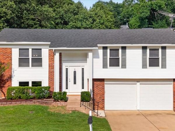 930 Bellestri Drive , Ballwin, MO 63021