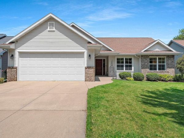 2744 W COMMONWEALTH COURT, Appleton, WI 54914