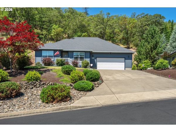 1530 NE ROCKY DR, Roseburg, OR 97470