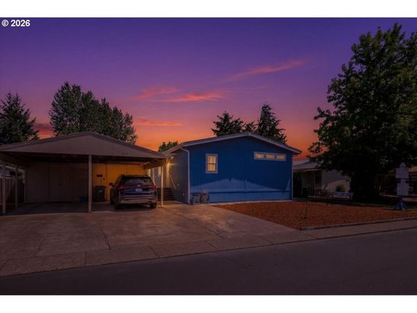 300 SE LACREOLE DR, Unit 212, Dallas, OR 97338