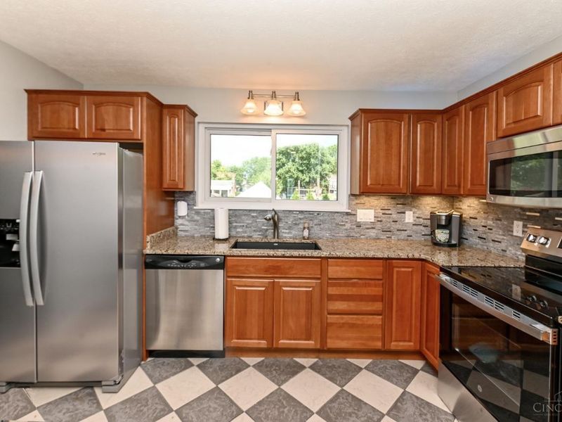 8004 Honeysuckle Lane, West Chester, OH 45069 Photo 12