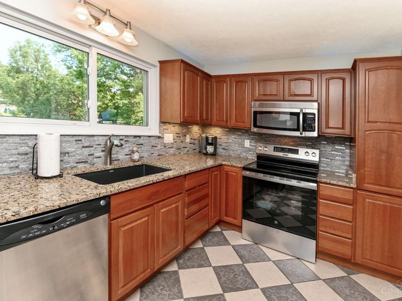 8004 Honeysuckle Lane, West Chester, OH 45069 Photo 13