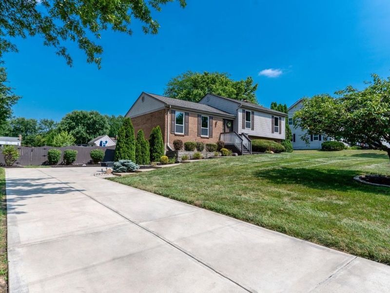 8004 Honeysuckle Lane, West Chester, OH 45069 Photo 2
